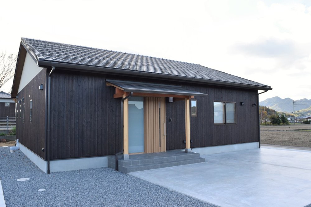 暮らしやすさを重視した焼杉の和風平屋