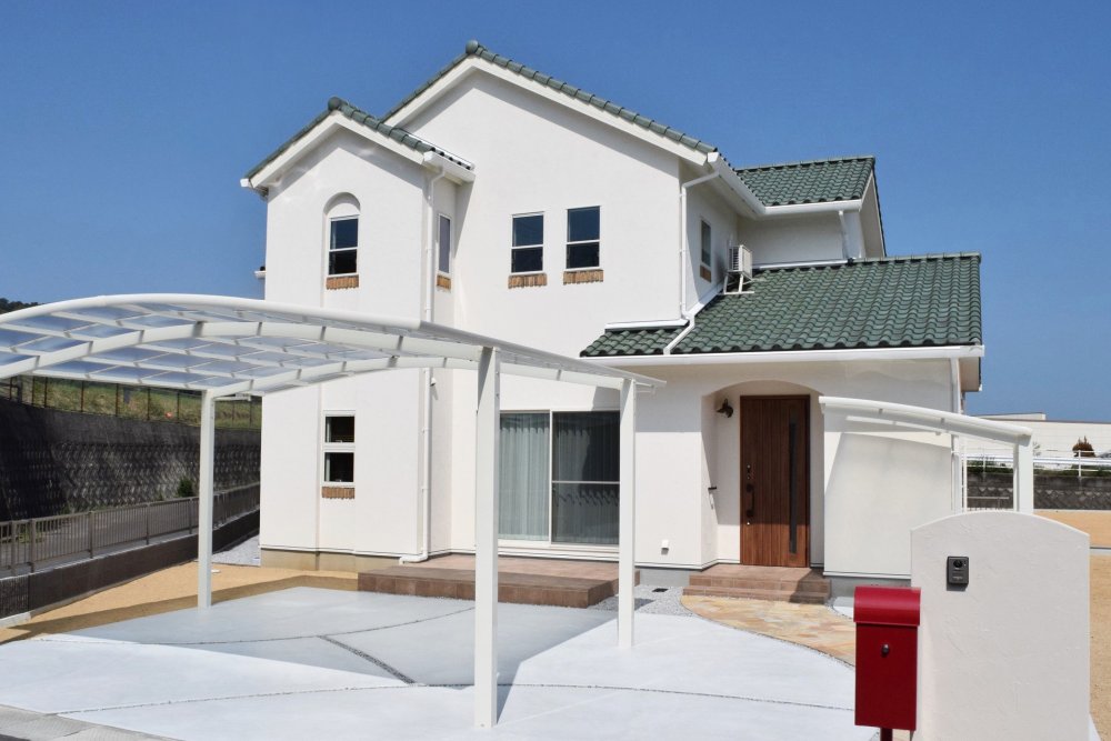 優しい木の温もりに包まれるグリーンの屋根の家
