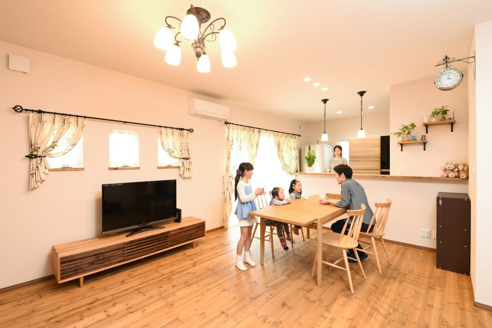 ナチュラルカフェのような住まい～オレンジ外観の家