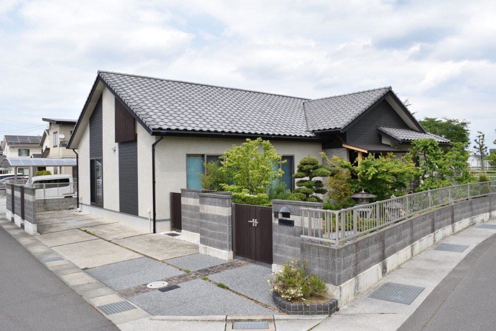 杉の香り立つ和モダンの平屋