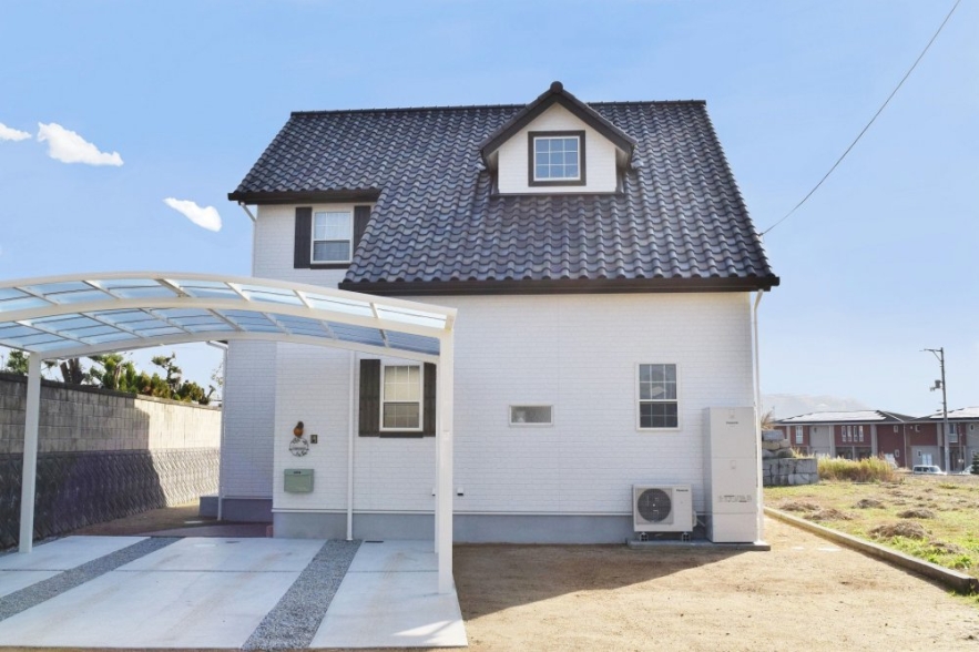 小高い立地に建つメルヘンチックな夢あふれる家 新築物件一覧 恋する工務店 栗 家 くりや 香川県高松市にある工務店 自然素材を使った注文住宅やリフォーム 不動産売買を行っています