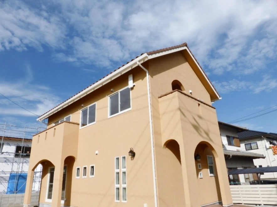 オレンジ色の外観が目を引くプロヴァンス風の家 新築物件一覧 恋する工務店 栗 家 くりや 香川県高松市にある工務店 自然素材を使った注文住宅やリフォーム 不動産売買を行っています オレンジ色の外観が目を引くプロヴァンス風の家 新築物件一覧 恋する工務店 栗 家 くりや 香川県高松市にある工務店 自然素材を使った注文住宅やリフォーム 不動産売買を行っています