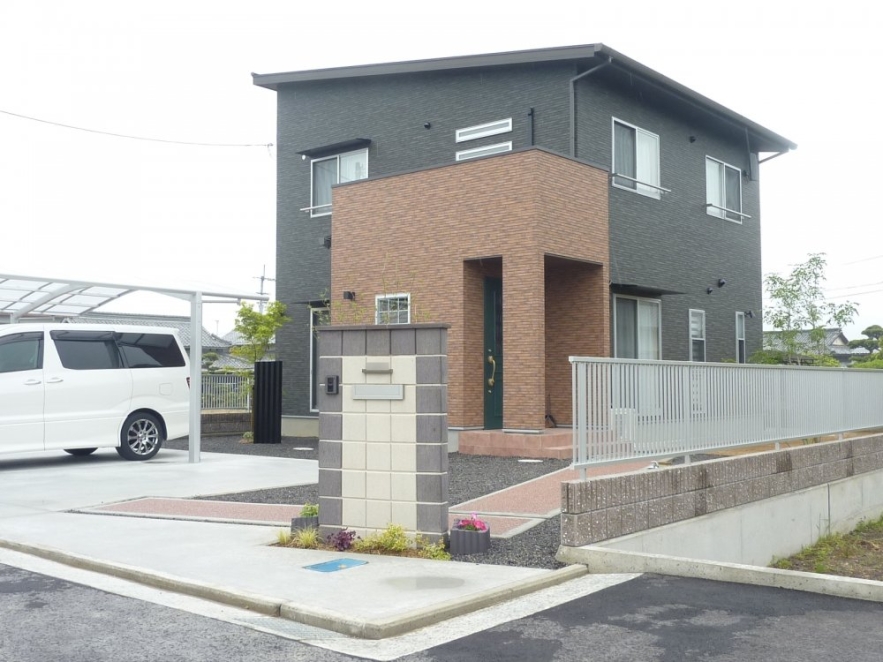 緑色の玄関ドアが印象的なシンプルモダンの家 新築物件一覧 恋する工務店 栗 家 くりや 香川県高松市にある工務店 自然素材を使った注文住宅やリフォーム 不動産売買を行っています 緑色の玄関ドアが印象的なシンプルモダンの家 新築物件一覧 恋する工務店 栗 家 くりや 香川県高松市にある工務店 自然素材を使った注文住宅やリフォーム 不動産売買を行っています