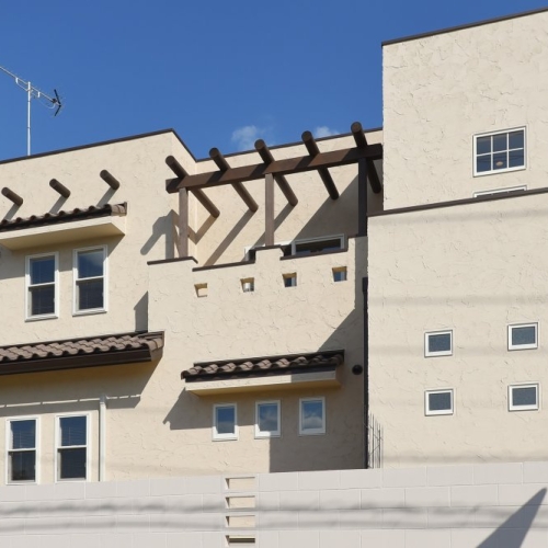 高台にそびえるサンタフェ風の家