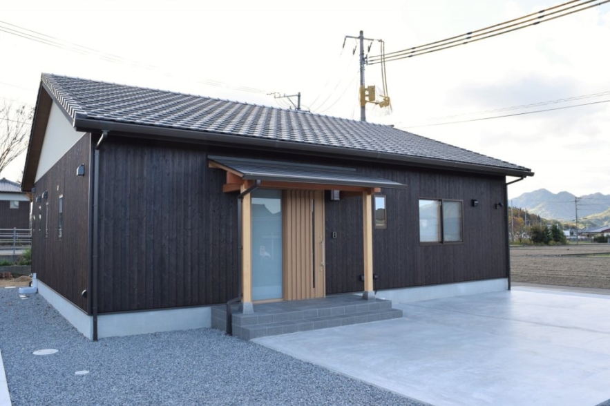 暮らしやすさを重視した焼杉の和風平屋 新築物件一覧 恋する工務店 栗 家 くりや 香川県高松市にある工務店 自然素材を使った注文住宅やリフォーム 不動産売買を行っています 暮らしやすさを重視した焼杉の和風平屋 新築物件一覧 恋する工務店 栗 家 くりや 香川県高松市にある工務店 自然素材を使った注文住宅やリフォーム 不動産売買を行っています