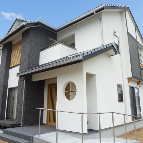 自然素材の質感にこだわった和モダンの家