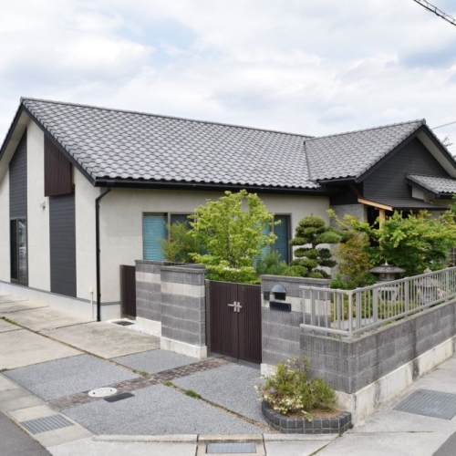 杉の香り立つ和モダンの平屋