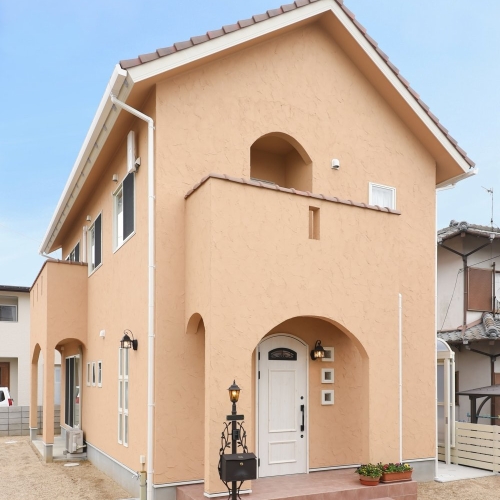 オレンジ色の外観が目を引くプロヴァンス風の家