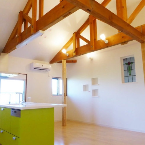 梁を見せてリノベーション~ステンドグラスを設置