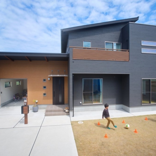 ビルトインガレージのあるモダンスタイルの家