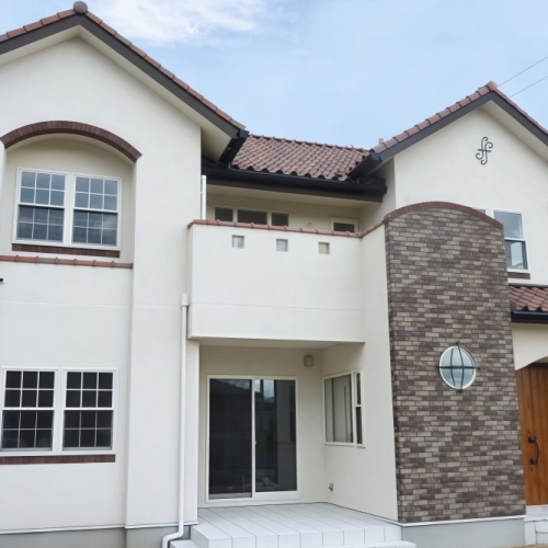 焼き瓦や塗り壁が美しいスパニッシュ風の家