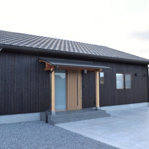 暮らしやすさを重視した焼杉の和風平屋