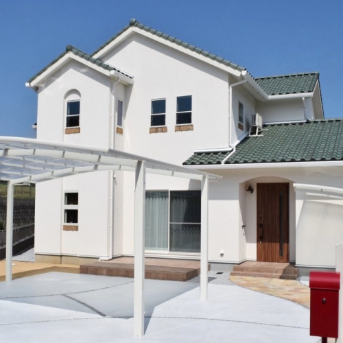 優しい木の温もりに包まれるグリーンの屋根の家