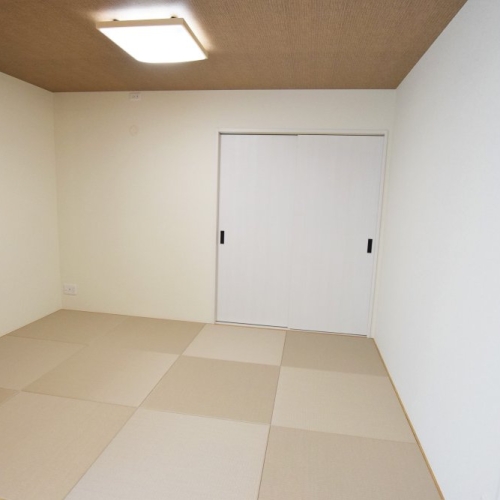 優しい木の温もりに包まれるグリーンの屋根の家