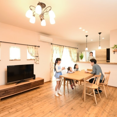 ナチュラルカフェのような住まい~オレンジ外観の家
